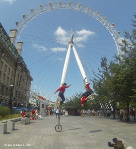 Que Line Entertainers at The London Eye